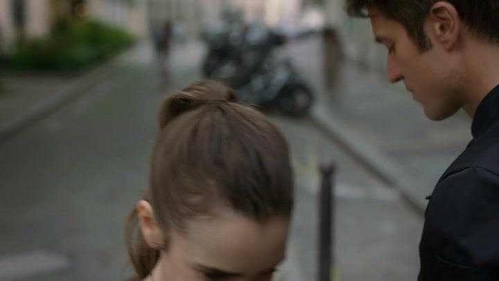Emily_in_Paris_S02E07_WEBRip_x264-ION10_2676.jpg
