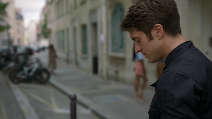 Emily_in_Paris_S02E07_WEBRip_x264-ION10_2679.jpg