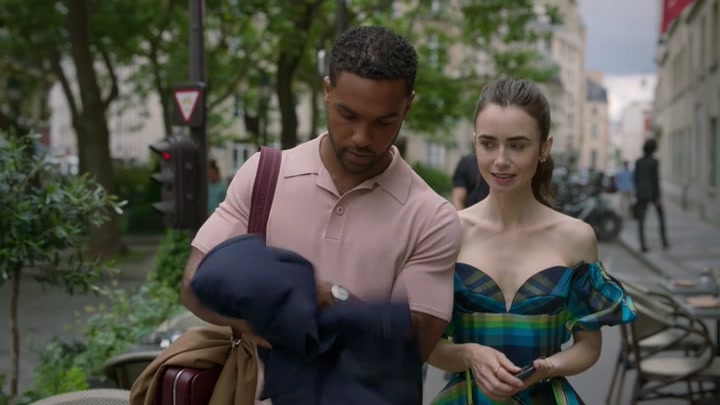 Emily_in_Paris_S02E07_WEBRip_x264-ION10_2690.jpg
