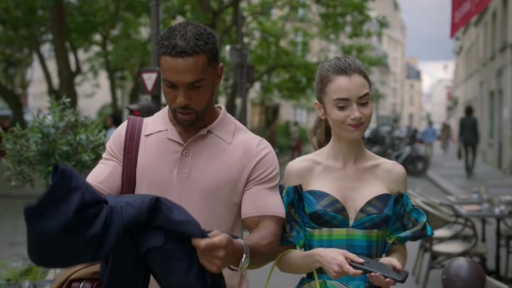 Emily_in_Paris_S02E07_WEBRip_x264-ION10_2692.jpg
