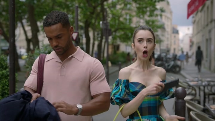 Emily_in_Paris_S02E07_WEBRip_x264-ION10_2694.jpg