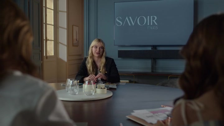 Emily_in_Paris_S02E08_WEBRip_x264-ION10_0047.jpg