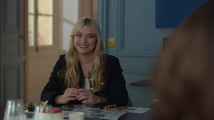 Emily_in_Paris_S02E08_WEBRip_x264-ION10_0052.jpg