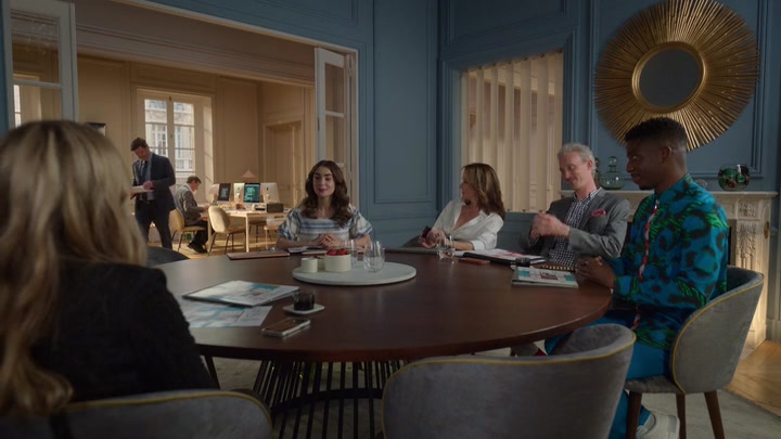 Emily_in_Paris_S02E08_WEBRip_x264-ION10_0055.jpg