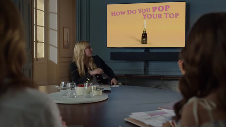 Emily_in_Paris_S02E08_WEBRip_x264-ION10_0070.jpg