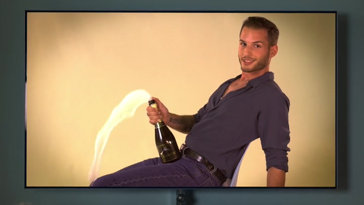 Emily_in_Paris_S02E08_WEBRip_x264-ION10_0082.jpg