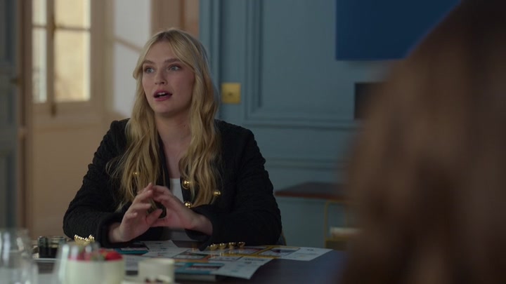 Emily_in_Paris_S02E08_WEBRip_x264-ION10_0103.jpg