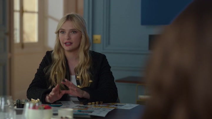 Emily_in_Paris_S02E08_WEBRip_x264-ION10_0104.jpg