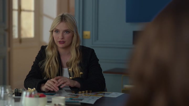 Emily_in_Paris_S02E08_WEBRip_x264-ION10_0105.jpg