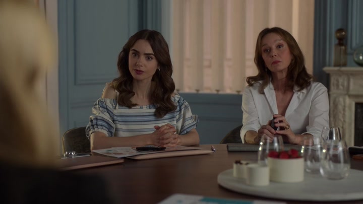 Emily_in_Paris_S02E08_WEBRip_x264-ION10_0108.jpg