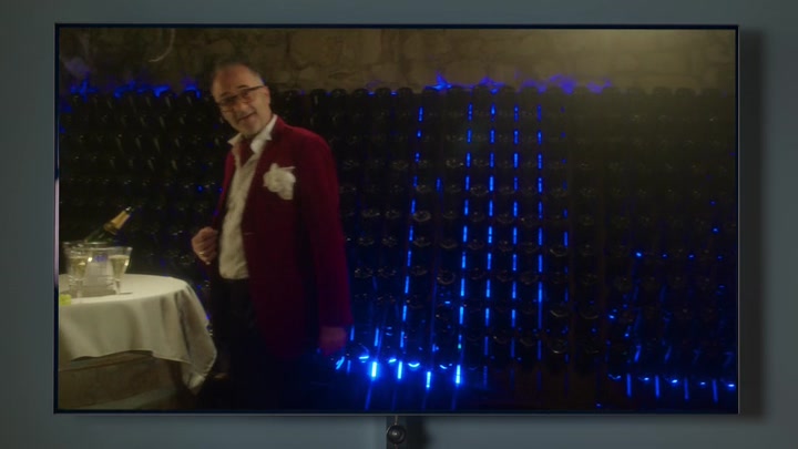Emily_in_Paris_S02E08_WEBRip_x264-ION10_0122.jpg