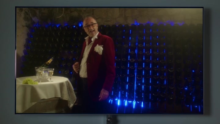 Emily_in_Paris_S02E08_WEBRip_x264-ION10_0123.jpg