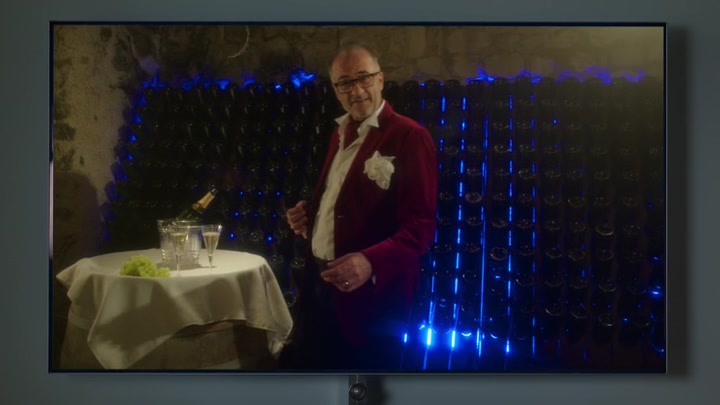 Emily_in_Paris_S02E08_WEBRip_x264-ION10_0124.jpg
