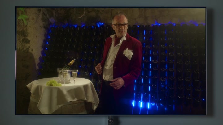 Emily_in_Paris_S02E08_WEBRip_x264-ION10_0125.jpg