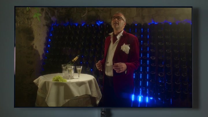 Emily_in_Paris_S02E08_WEBRip_x264-ION10_0127.jpg