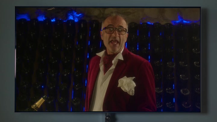 Emily_in_Paris_S02E08_WEBRip_x264-ION10_0128.jpg