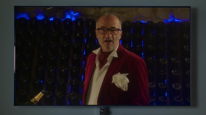 Emily_in_Paris_S02E08_WEBRip_x264-ION10_0129.jpg
