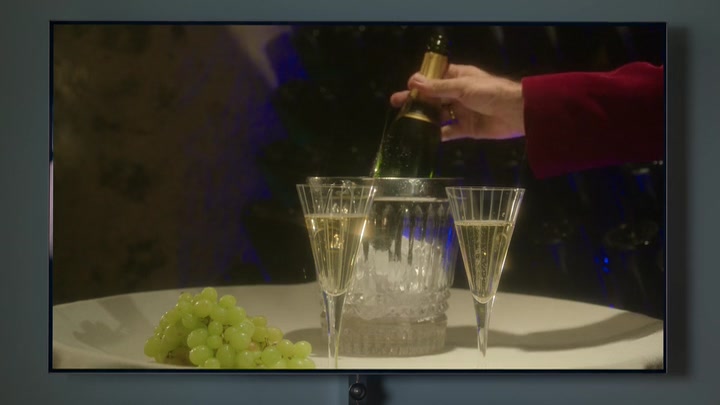 Emily_in_Paris_S02E08_WEBRip_x264-ION10_0136.jpg