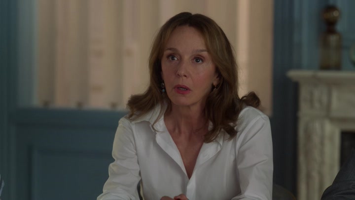 Emily_in_Paris_S02E08_WEBRip_x264-ION10_0141.jpg