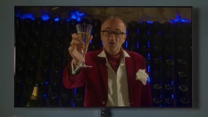 Emily_in_Paris_S02E08_WEBRip_x264-ION10_0147.jpg