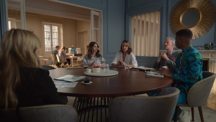 Emily_in_Paris_S02E08_WEBRip_x264-ION10_0172.jpg