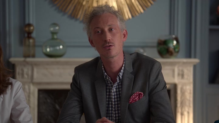 Emily_in_Paris_S02E08_WEBRip_x264-ION10_0178.jpg