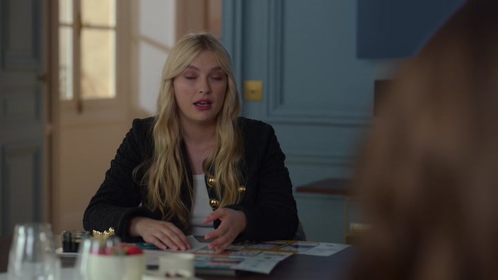 Emily_in_Paris_S02E08_WEBRip_x264-ION10_0186.jpg