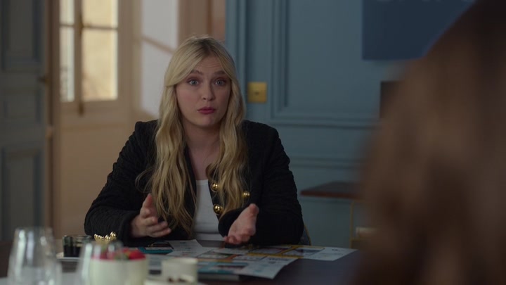 Emily_in_Paris_S02E08_WEBRip_x264-ION10_0189.jpg