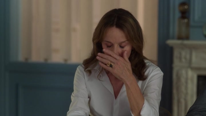 Emily_in_Paris_S02E08_WEBRip_x264-ION10_0214.jpg
