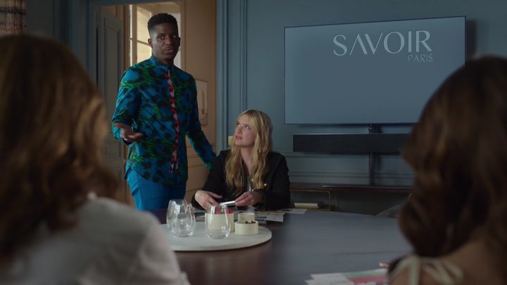 Emily_in_Paris_S02E08_WEBRip_x264-ION10_0221.jpg
