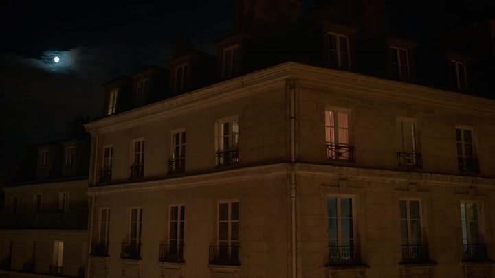 Emily_in_Paris_S02E08_WEBRip_x264-ION10_0237.jpg