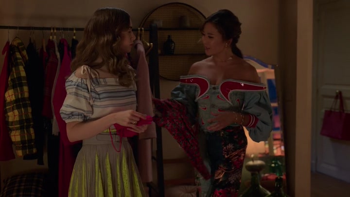 Emily_in_Paris_S02E08_WEBRip_x264-ION10_0244.jpg