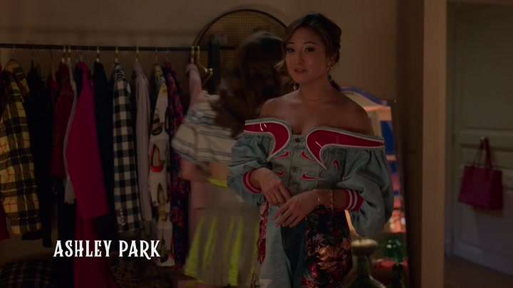 Emily_in_Paris_S02E08_WEBRip_x264-ION10_0252.jpg