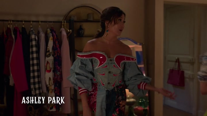 Emily_in_Paris_S02E08_WEBRip_x264-ION10_0255.jpg
