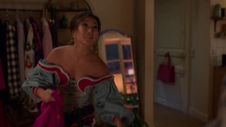 Emily_in_Paris_S02E08_WEBRip_x264-ION10_0311.jpg