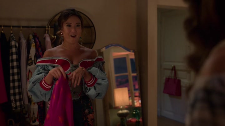 Emily_in_Paris_S02E08_WEBRip_x264-ION10_0316.jpg