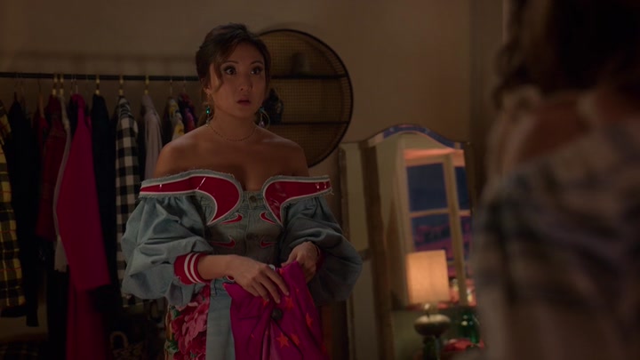 Emily_in_Paris_S02E08_WEBRip_x264-ION10_0340.jpg