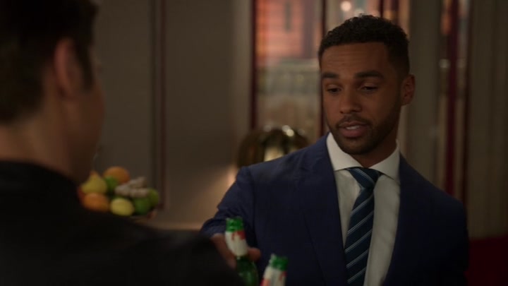 Emily_in_Paris_S02E08_WEBRip_x264-ION10_0355.jpg Emily_in_Paris_S02E08_WEBRip_x264-ION10_0355.jpg