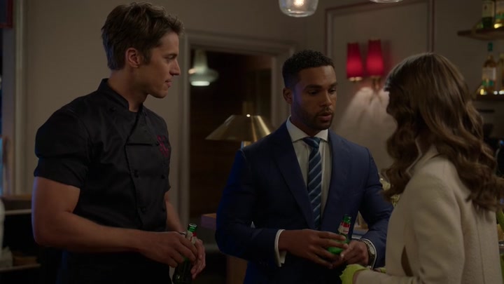 Emily_in_Paris_S02E08_WEBRip_x264-ION10_0370.jpg
