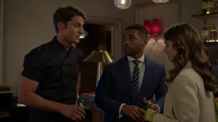 Emily_in_Paris_S02E08_WEBRip_x264-ION10_0376.jpg