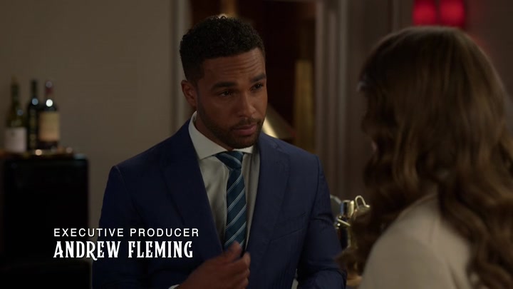 Emily_in_Paris_S02E08_WEBRip_x264-ION10_0389.jpg