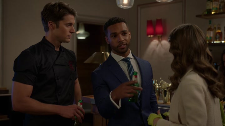 Emily_in_Paris_S02E08_WEBRip_x264-ION10_0416.jpg