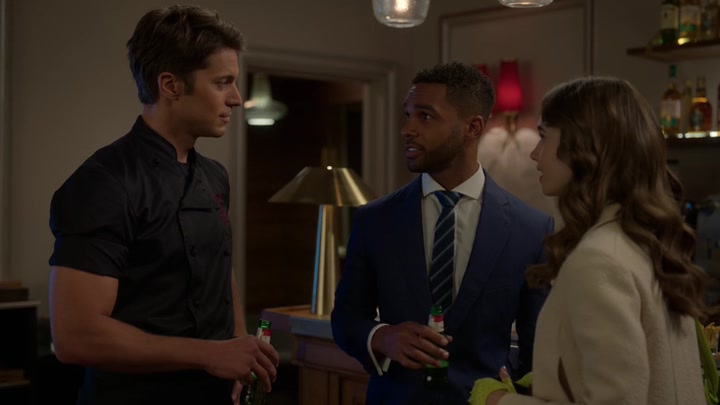 Emily_in_Paris_S02E08_WEBRip_x264-ION10_0426.jpg