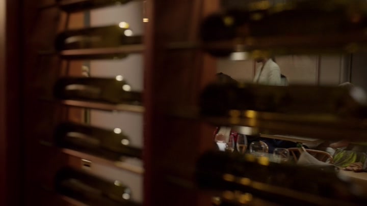 Emily_in_Paris_S02E08_WEBRip_x264-ION10_0442.jpg