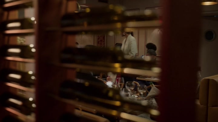 Emily_in_Paris_S02E08_WEBRip_x264-ION10_0443.jpg