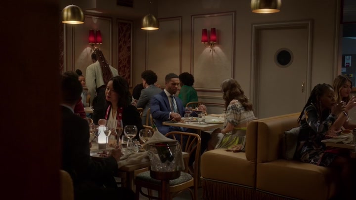 Emily_in_Paris_S02E08_WEBRip_x264-ION10_0447.jpg