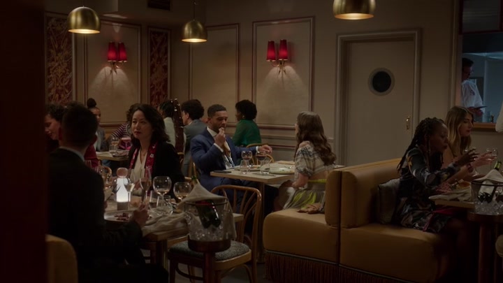 Emily_in_Paris_S02E08_WEBRip_x264-ION10_0449.jpg