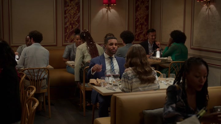 Emily_in_Paris_S02E08_WEBRip_x264-ION10_0451.jpg