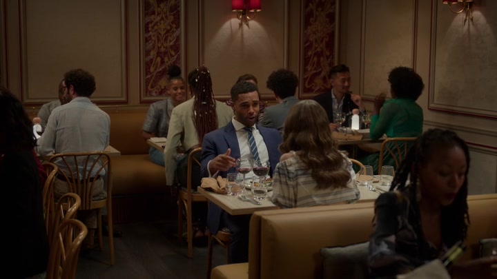 Emily_in_Paris_S02E08_WEBRip_x264-ION10_0452.jpg