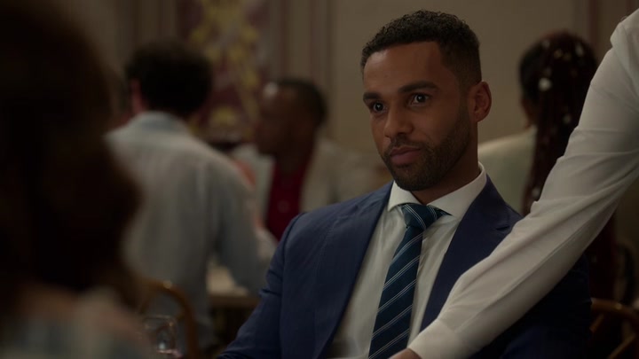 Emily_in_Paris_S02E08_WEBRip_x264-ION10_0480.jpg